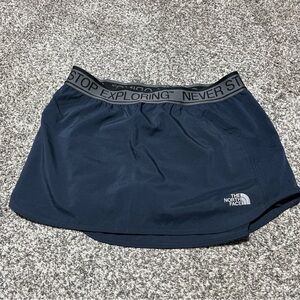 THE NORTH FACE NEVER STOP EXPLORING RUN ATHLETIC SKORT IN DARK NAVY SZ M